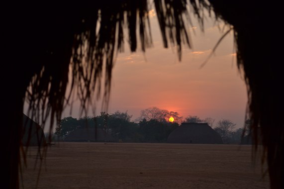 Xingu, as, Brasil. Yaulapiti indígenas. Río Tuatuari. Los