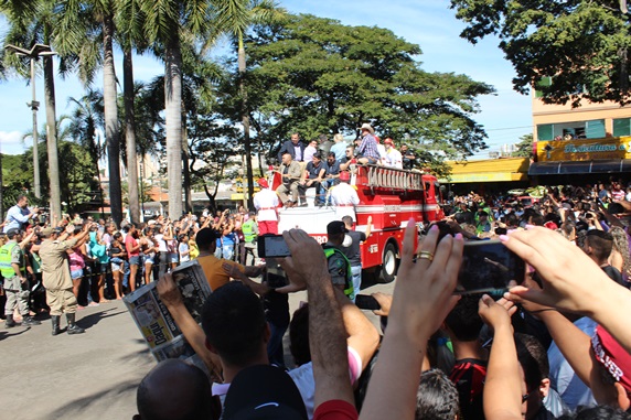 Músicas e aplausos marcam enterro de Cristiano Araújo em Goiânia - @aredacao