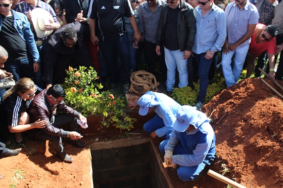 Aplausos rompem silêncio e marcam enterro de Cristiano Araújo em Goiânia -  @aredacao