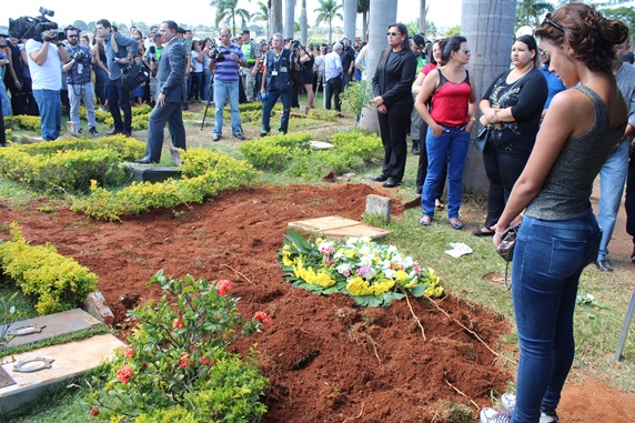 Músicas e aplausos marcam enterro de Cristiano Araújo em Goiânia - @aredacao