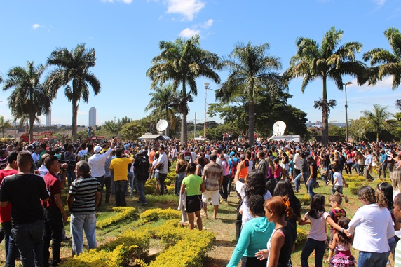 Velório de Cristiano Araújo mobiliza fãs e três batalhões da PM de Goiás