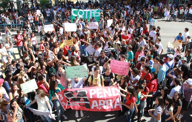 Estudantes manifestam em favor das cotas nas universidades