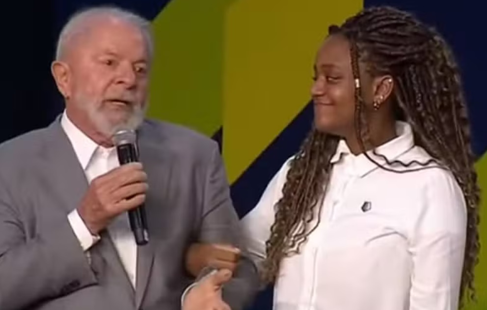 'Afrodescendente assim gosta de um batuque de um tambor', diz Lula para jovem negra