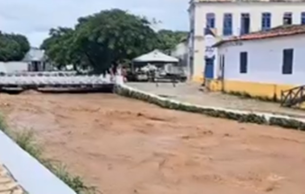  Bombeiros monitoram cheia do Rio Vermelho na cidade de Goiás