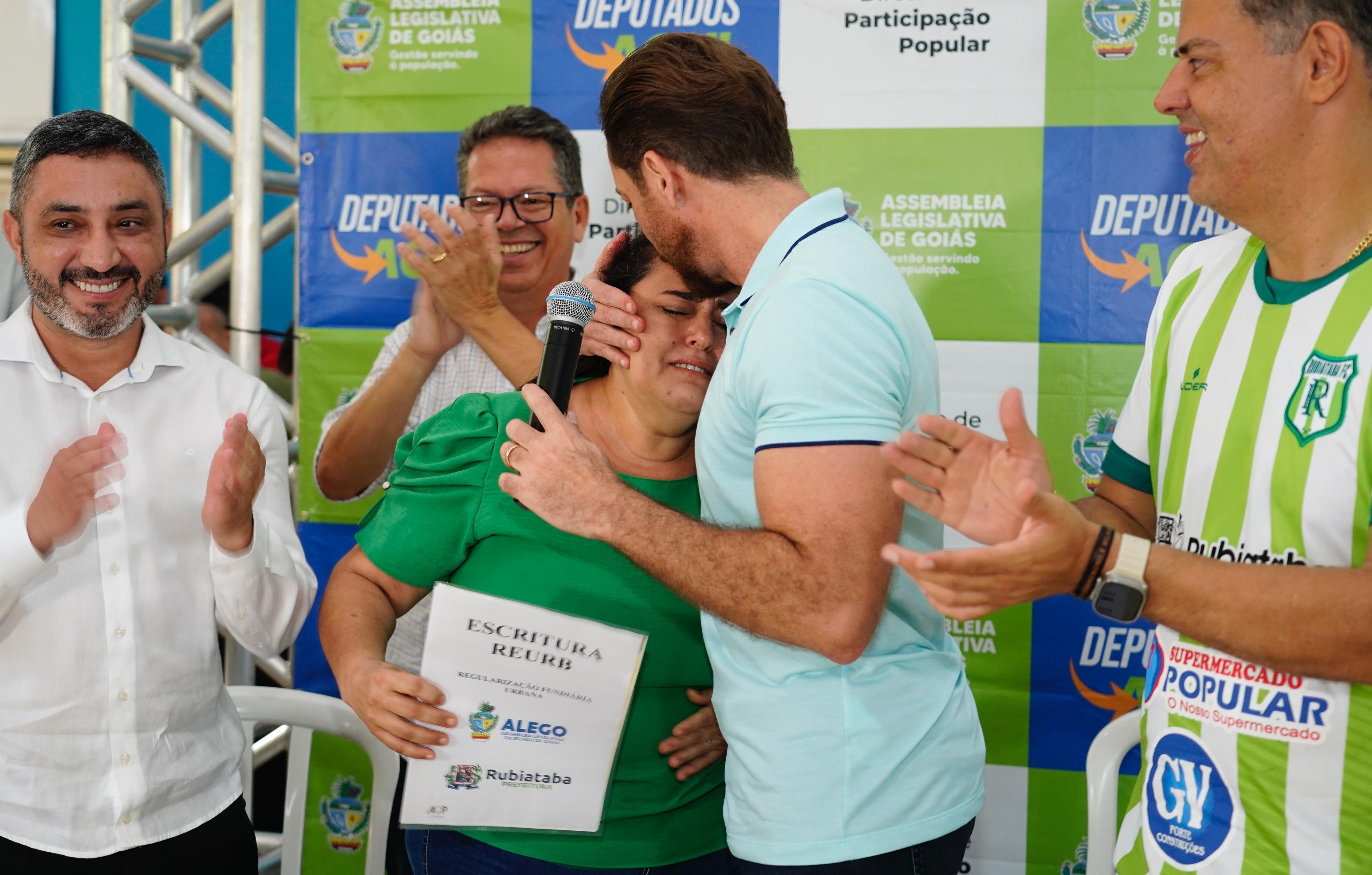  Bruno Peixoto entrega escrituras de imóveis na cidade de Rubiataba