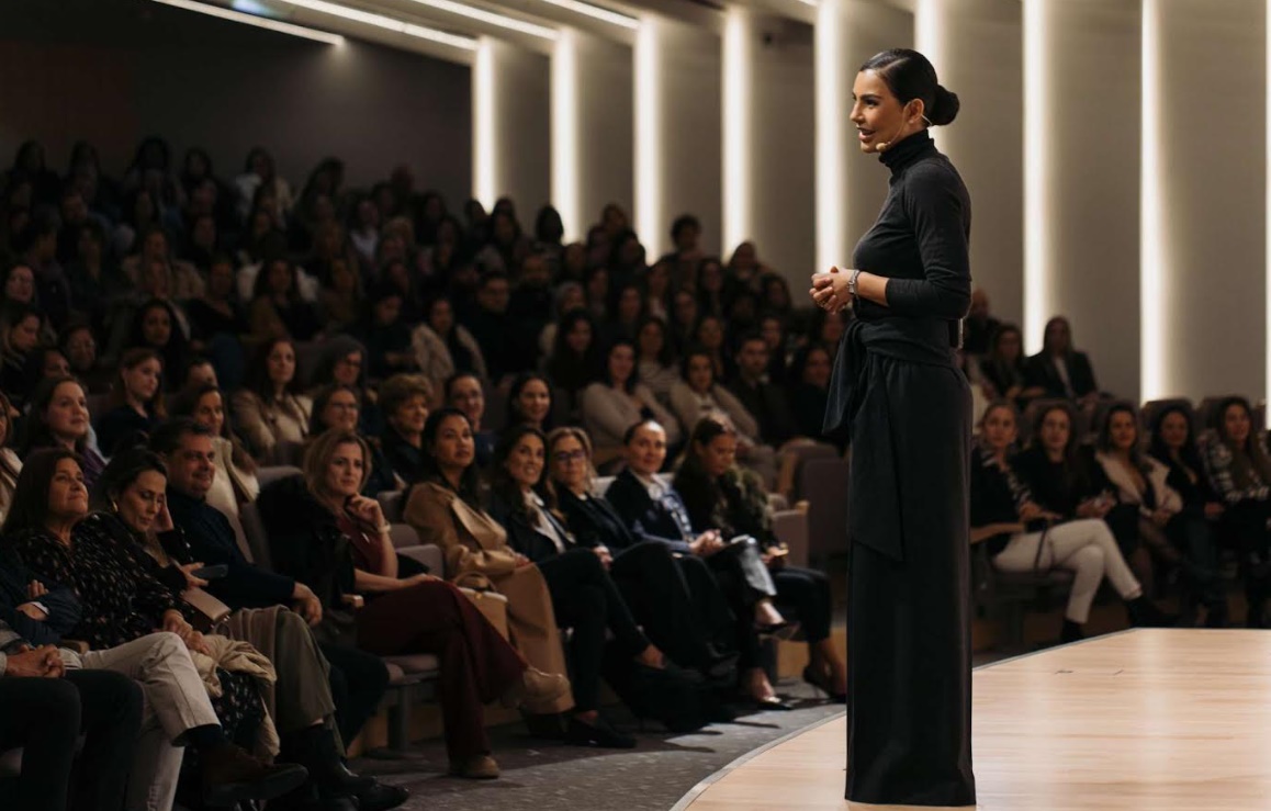  Cíntia Chagas abordar comunicação e elegância durante palestra em Goiânia