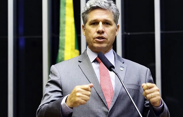 'Dívida poderá ser paga em terra para reforma agrária', diz Paulo Teixeira
