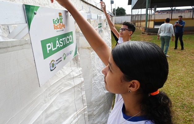 'Eco Escolas' conscientiza alunos de Goiânia sobre papel da reciclagem
