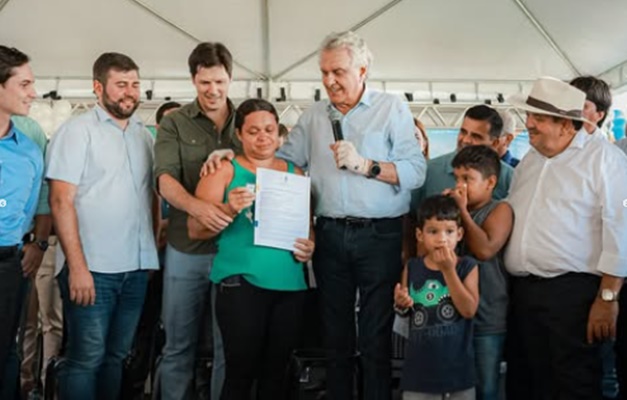 "Governo que constrói sonhos", diz Vilela na entrega de casas a custo zero
