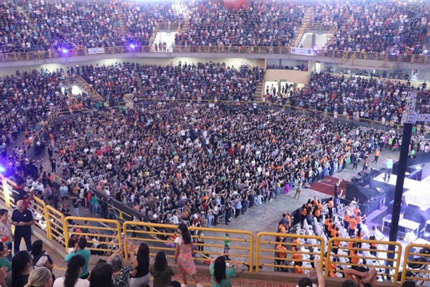  Imagem de Nossa Senhora de Nazaré atrai milhares de fiéis ao Goiânia Arena