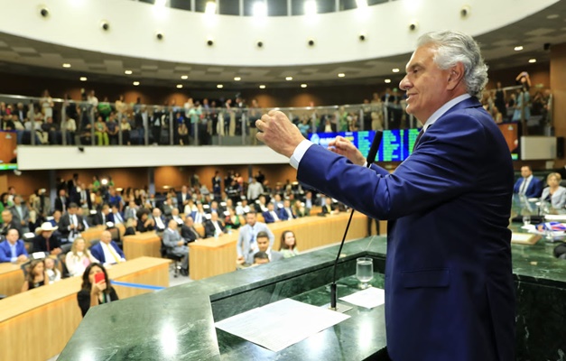 “Impõe mais deveres do que direitos”, diz Caiado sobre homenagem a Bolsonaro