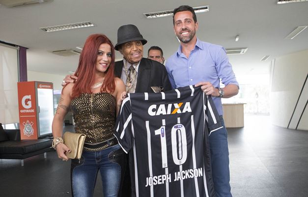  Joe Jackson visita treino do Corinthians e ganha camiseta personalizada