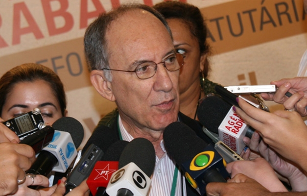 Rui Falcão discute situação de Vargas com deputados