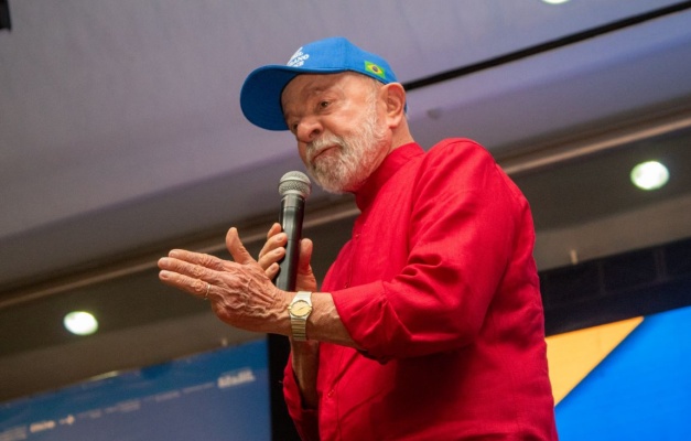 “Não é um gringo que vai dar ordem a este presidente”, diz Lula em Goiânia