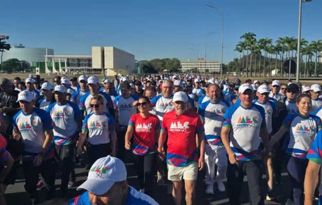 'Não tem motociata, tem caminhada de educadores', diz Lula ao fim de evento dos 95 anos do MEC