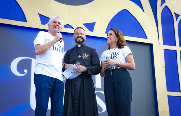 "Nossa Senhora me ajuda a governar Goiás todos os dias", diz Caiado