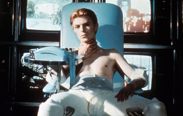 ‘O Homem que Caiu na Terra’, com David Bowie, entra em cartaz nesta quinta 