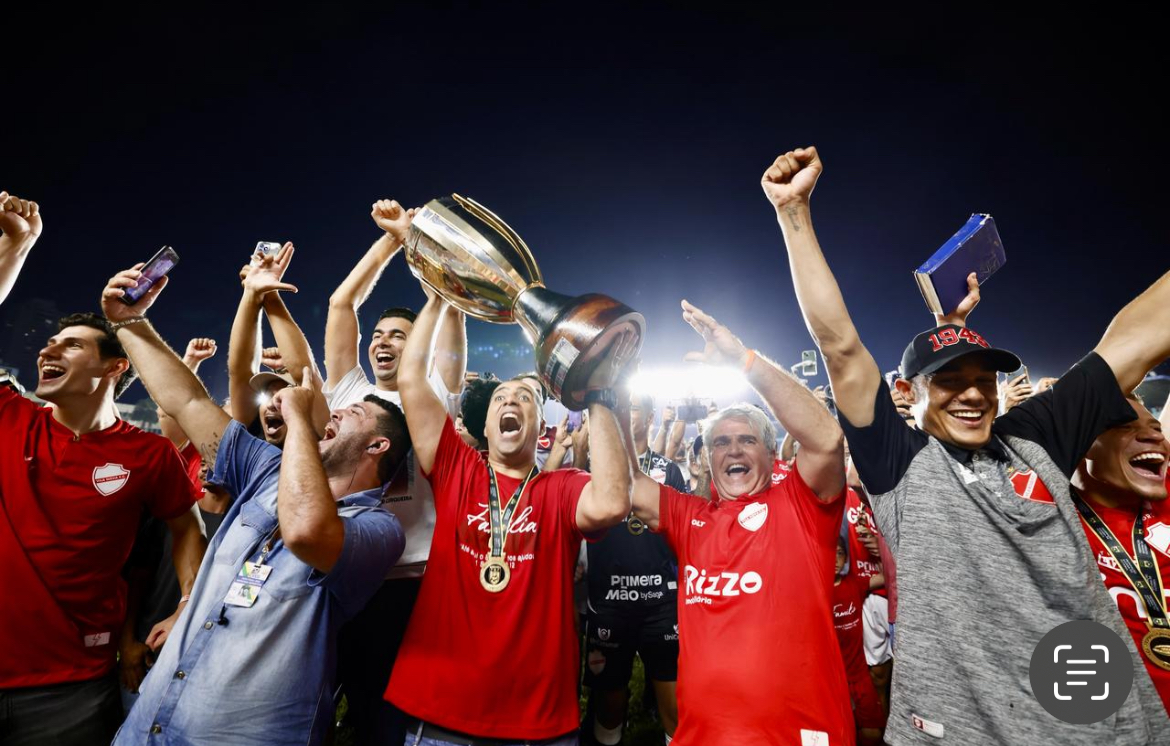 “O Vila se superou”, diz Caiado ao prestigiar final do Goianão 2025