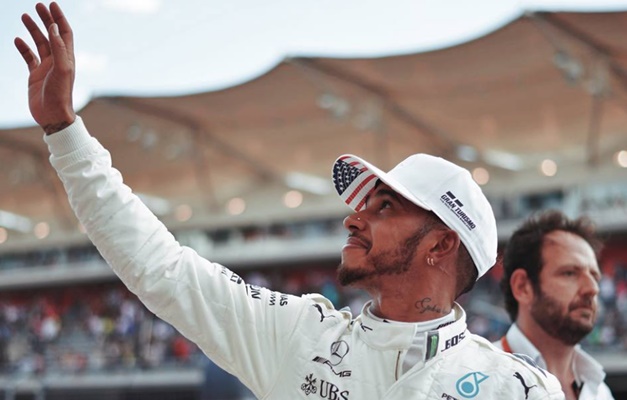 "Quem me critica não sabe minha origem", diz o tetracampeão Lewis Hamilton