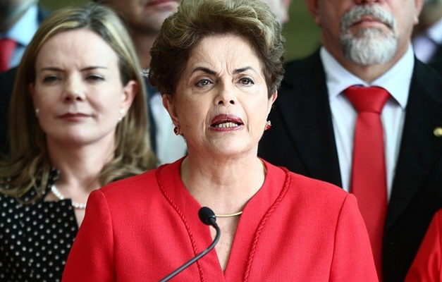 "Senadores escolheram rasgar Constituição", diz Dilma após cassação
