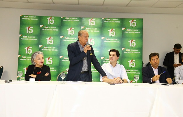 “Sou mais um soldado do PMDB”, afirma Iris Rezende em reunião do partido