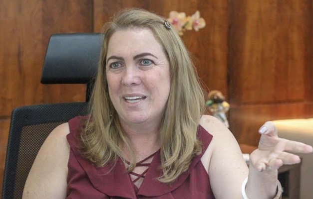"Teremos redução de 20% em todos os contratos", garante titular da Seduce-GO