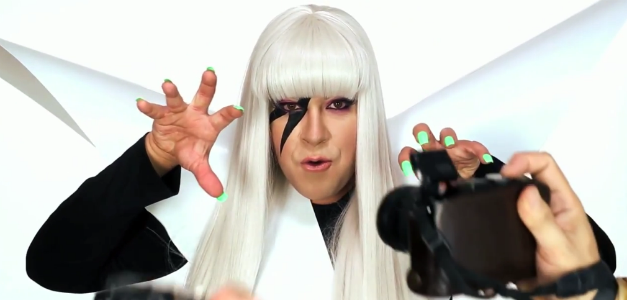  Tiago Abravanel encarna Silvio Santos, Lady Gaga e Xuxa em novo clipe