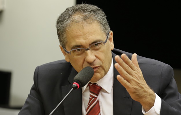 'Torcer pela prisão de Aécio é equívoco', diz líder do PT na Câmara