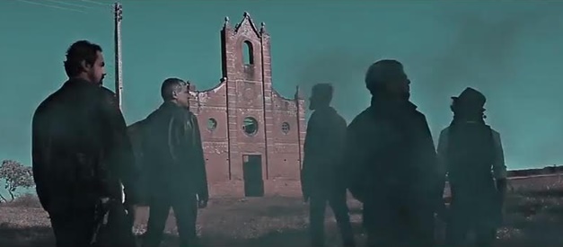 'Two Wolves' grava clipe sobre redenção divina em igreja abandonada de Goiás