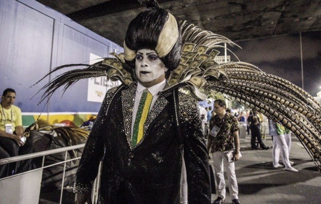 ‘Vampiro-presidente’ sai sem faixa presidencial no desfile das campeãs