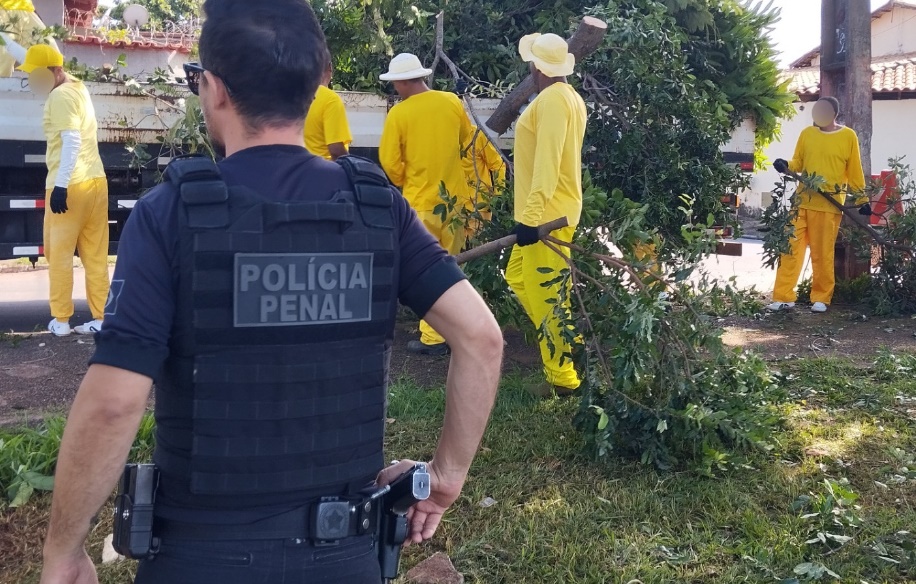 200 reeducandos do Complexo Prisional trabalham na limpeza urbana de Goiânia