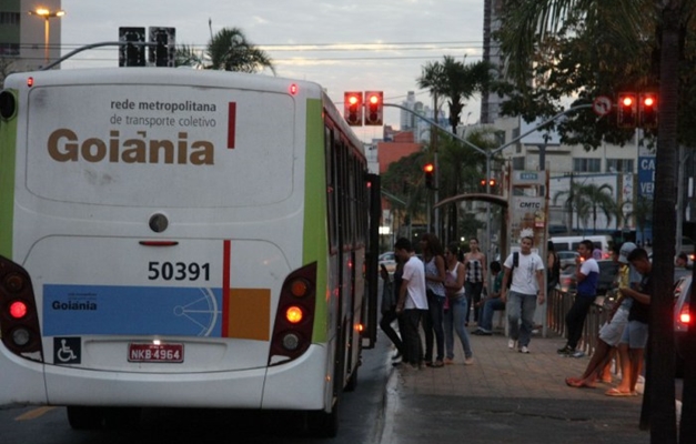24 linhas de ônibus que passam pela Praça Cívica sofrem desvios