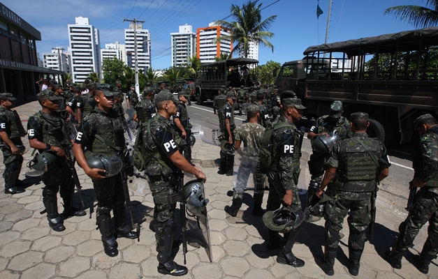 Após greve da PM, tropas federais começam a desembarcar em Salvador (BA)