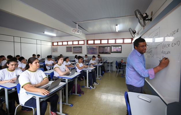 48 mil servidores da Educação em Goiás vão receber bônus por produtividade