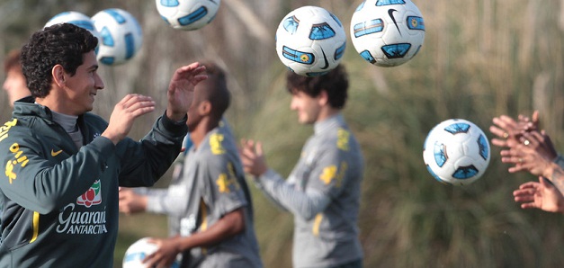 Definida numeração, Ganso fica com camisa 10