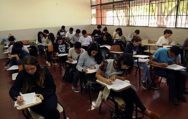 7 em 10 no ensino médio usam IA, mas só 1/3 foi orientado