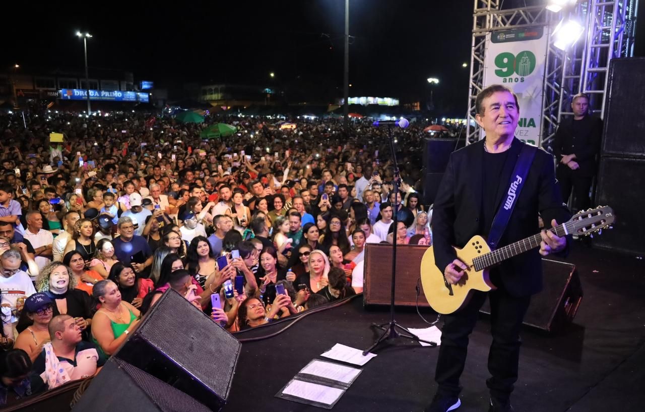 90 anos de Goiânia: Show de Amado Batista reúne mais de 20 mil pessoas