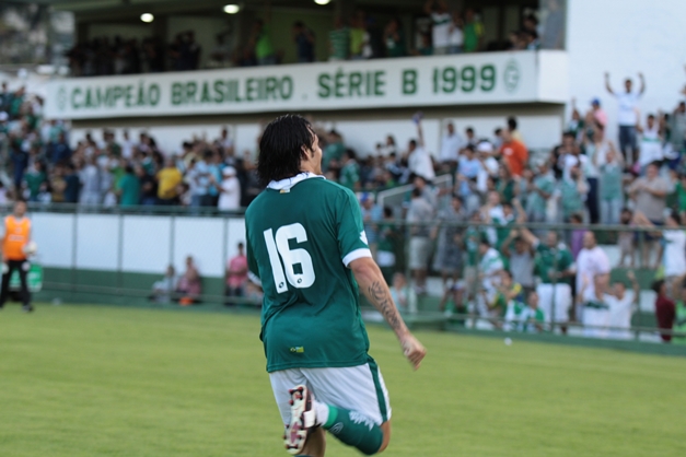 Goiás, ao lado de Atlético-PR, é nome forte para faturar Série B