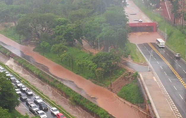 Chuva alaga ruas e provoca caos no trânsito em Goiânia