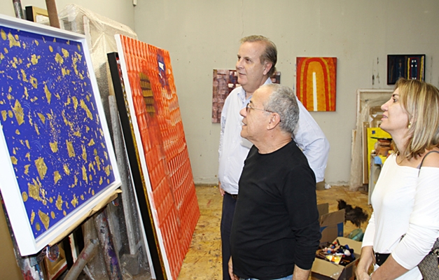 Paulo Garcia e Leonardo Rizzo entregam obra de Siron Franco a Dilma