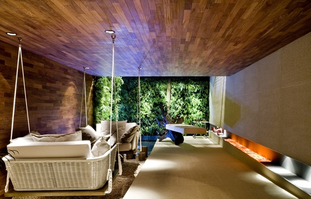 Revestimento de madeira é destaque em ambiente premiado na Casa Cor Goiás