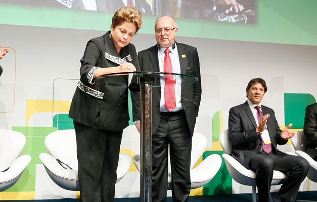 Dilma sanciona Marco Civil da Internet e pede mais proteção na rede