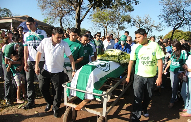 Torcedor símbolo, 'Seu Goiás' é enterrado em Goiânia