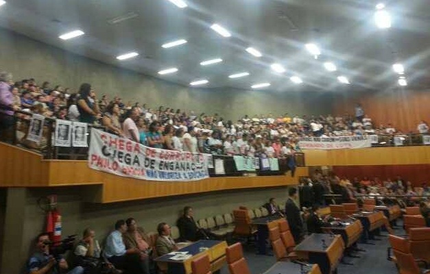 Professores municipais em greve protestam na Câmara de Goiânia