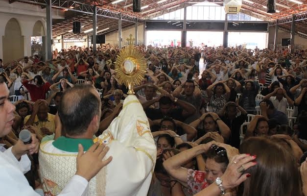 Missas celebradas pelo padre Luiz Augusto reúnem cerca de 3 mil pessoas -  @aredacao