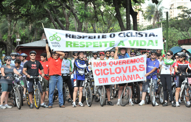 Ciclistas protestam por ciclovia que  não saiu do papel