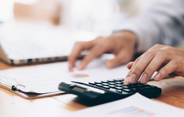 A dois meses da Reforma Tributária, empresas correm contra tempo