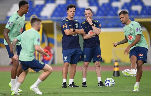 À espera de Gabriel Jesus, Diniz comanda 1º treino como técnico da seleção brasileira