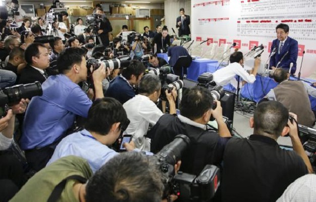Abe vence eleição e pode ter apoio para mudar Constituição do Japão