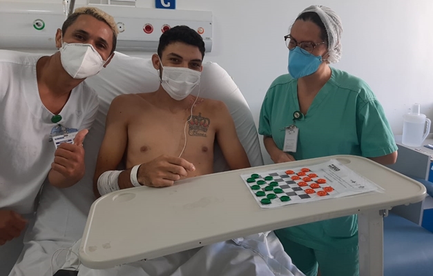 Ação do Hugo distribui tabuleiros de damas para pacientes em enfermarias